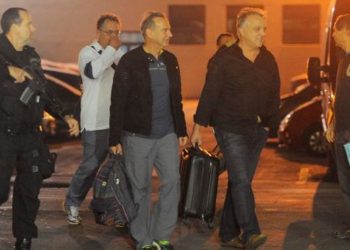 Rio de Janeiro - Empresário Carlinhos Cachoeira (de preto), o ex-diretor da Delta, Cláudio Abreu (de branco) e o empresário Adir Assad (de jaqueta) embarcam na viatura da Polícia Federal (Fernando Frazão/Agência Brasil)
