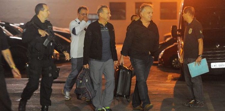 Rio de Janeiro - Empresário Carlinhos Cachoeira (de preto), o ex-diretor da Delta, Cláudio Abreu (de branco) e o empresário Adir Assad (de jaqueta) embarcam na viatura da Polícia Federal (Fernando Frazão/Agência Brasil)