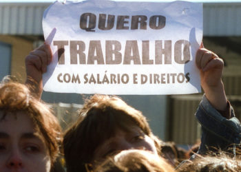 MR - 13 JANEIRO 03 - MANIFESTACAO DOS TRABALHADORES DA MULTINACIONAL DE CALCADO CLARKS - DESEMPREGO - DESPEDIMENTOS - DESPEDIMENTO  -03/02/26-