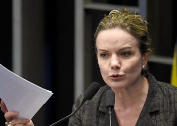 Senator Gleisi Hoffmann, former chief of staff of Brazilian president Dilma Rousseff, speaks during a senate's session to form a committee that will consider whether to impeach Rousseff, in Brasilia, on April 25, 2016.
Brazil's Senate met Monday to form a committee that will consider whether to impeach Rousseff, who has accused her opponents of mounting a constitutional coup. She is accused of illegal government accounting maneuvers, but says she has not committed an impeachment-worthy crime. The Senate committee -- comprising 21 of the 81 senators -- was to debate Rousseff's fate for up to 10 working days before making a recommendation to the full upper house.
 / AFP / EVARISTO SA        (Photo credit should read EVARISTO SA/AFP/Getty Images)