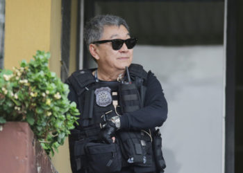 PR - LAVA JATO/PF/NEWTON ISHII/ARQUIVO - GERAL - IMAGEM DE ARQUIVO DO DIA 24/11/2015. O agente da PolÌcia Federal Newton Hidenori Ishii,   um dos rostos mais conhecidos da OperaÁ„o Lava-Jato. Os presos que chegam na carceragem   de Curitiba, ou s„o transferidos, sempre aparecem ao lado do policial.    24/11/2015 - Foto: GIULIANO GOMES/ESTAD√O CONTE⁄DO