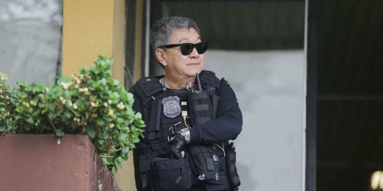 PR - LAVA JATO/PF/NEWTON ISHII/ARQUIVO - GERAL - IMAGEM DE ARQUIVO DO DIA 24/11/2015. O agente da PolÌcia Federal Newton Hidenori Ishii, um dos rostos mais conhecidos da OperaÁ„o Lava-Jato. Os presos que chegam na carceragem de Curitiba, ou s„o transferidos, sempre aparecem ao lado do policial. 24/11/2015 - Foto: GIULIANO GOMES/ESTAD√O CONTE⁄DO