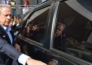 O ex-ministro da Casa Civil José Dirceu após assinar na Vara de Execuções Penais do Distrito Federal o termo que autoriza a cumprir prisão no regime aberto (Fabio Rodrigues Pozzebom/Agência Brasil)