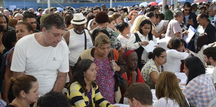 Rio de Janeiro - Entrega das chaves de mais de 4 mil moradias do programa Minha Casa, Minha Vida, nas zonas Norte e Oeste da cidade, em evento no Centro Esportivo Miécimo da Silva (Fernando Frazão/Agência Brasil)