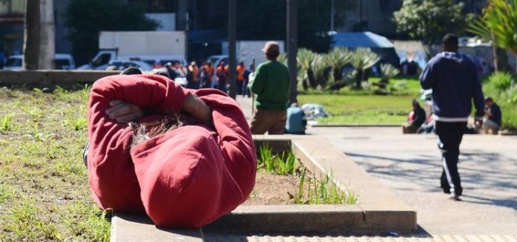 São Paulo - Pessoas em situação de rua na Praça da Sé, região central.(Rovena Rosa/Agência Brasil)