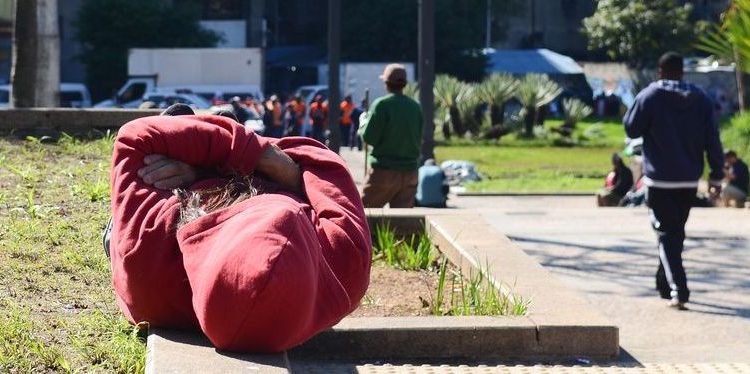 São Paulo - Pessoas em situação de rua na Praça da Sé, região central.(Rovena Rosa/Agência Brasil)