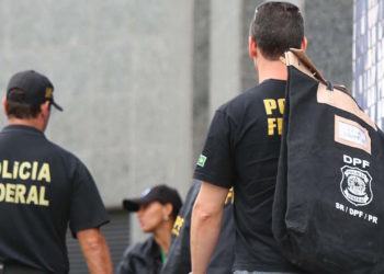 SP - OPERA«√O LAVA JATO - GERAL - MovimentaÁ„o na SuperintendÍncia da PolÌcia Federal no bairro da Lapa, Zona Oeste de S„o Paulo, SP, nesta sexta-feira (14). A PolÌcia Federal (PF) deflagra a sÈtima fase da OperaÁ„o Lava Jato, cumprindo mandados de pris„o e busca e apreens„o no Paran·, em S„o Paulo, no Rio de Janeiro, em Minas Gerais, em Pernambuco e no Distrito Federal. 14/11/2014 - Foto: MARCOS BEZERRA/FUTURA PRESS/FUTURA PRESS/ESTAD√O CONTE⁄DO