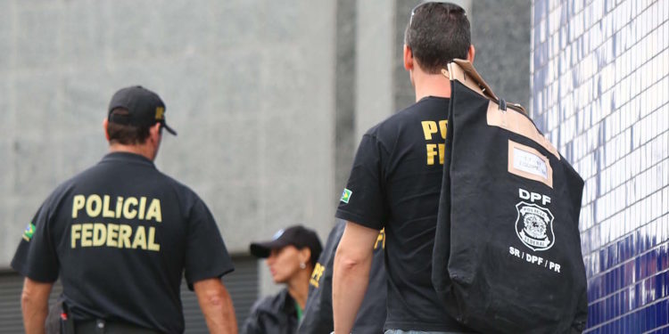 SP - OPERA«√O LAVA JATO - GERAL - MovimentaÁ„o na SuperintendÍncia da PolÌcia Federal no bairro da Lapa, Zona Oeste de S„o Paulo, SP, nesta sexta-feira (14). A PolÌcia Federal (PF) deflagra a sÈtima fase da OperaÁ„o Lava Jato, cumprindo mandados de pris„o e busca e apreens„o no Paran·, em S„o Paulo, no Rio de Janeiro, em Minas Gerais, em Pernambuco e no Distrito Federal. 14/11/2014 - Foto: MARCOS BEZERRA/FUTURA PRESS/FUTURA PRESS/ESTAD√O CONTE⁄DO