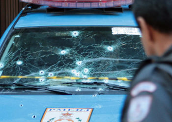 O sargento Joel de Almeida Gomes e o soldado Francisco Alves Pereira Junior, do 23º BPM (Leblon), foram fuzilados por volta das 5h40 desta quinta-feira, dentro de uma viatura estacionada na calçada em frente ao prédio número 197 da Rua da Fonte da Saudade, quase esquina com Ladeira do Sacopã, na Lagoa, Zona Sul do Rio.