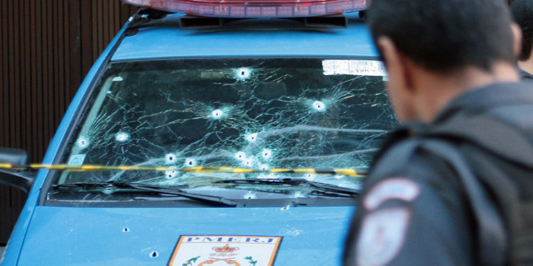 O sargento Joel de Almeida Gomes e o soldado Francisco Alves Pereira Junior, do 23º BPM (Leblon), foram fuzilados por volta das 5h40 desta quinta-feira, dentro de uma viatura estacionada na calçada em frente ao prédio número 197 da Rua da Fonte da Saudade, quase esquina com Ladeira do Sacopã, na Lagoa, Zona Sul do Rio.