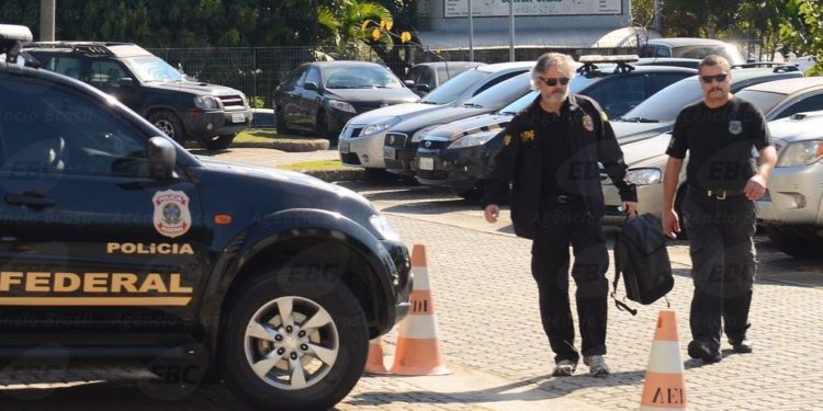 São Paulo - Malotes da Operação Lava Jato 31ª fase, chegam na Superintendencia da Polícia Federal de São Paulo.