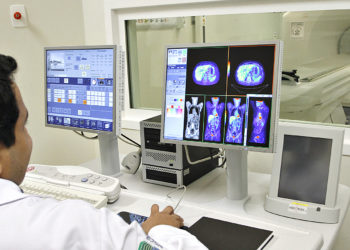 São Paulo, 23.09.2010 Governador Alberto Goldman inaugura  equipamento utilizado num novo exame de medicina nuclear, o PET-CT (tomografia computadorizada por emissão de pósitrons).foto Milton Michida/Governo do Estado de SP