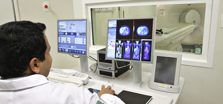São Paulo, 23.09.2010 Governador Alberto Goldman inaugura  equipamento utilizado num novo exame de medicina nuclear, o PET-CT (tomografia computadorizada por emissão de pósitrons).foto Milton Michida/Governo do Estado de SP
