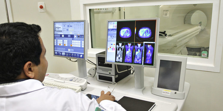 São Paulo, 23.09.2010 Governador Alberto Goldman inaugura equipamento utilizado num novo exame de medicina nuclear, o PET-CT (tomografia computadorizada por emissão de pósitrons).foto Milton Michida/Governo do Estado de SP
