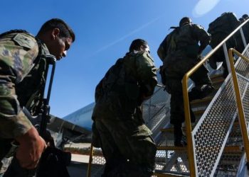 Tropas militares embarcam com destino ao Rio de Janeiro