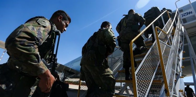 Tropas militares embarcam com destino ao Rio de Janeiro