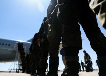 Tropas militares embarcam com destino ao Rio de Janeiro