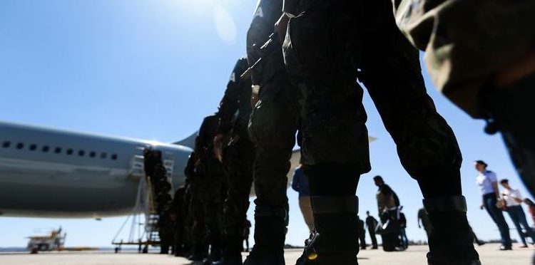 Tropas militares embarcam com destino ao Rio de Janeiro