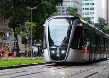 Rio de Janeiro - Viagem inaugural do Veículo Leve sobre Trilhos (VLT) Carioca, no centro da cidade (Fernando Frazão/Agência Brasil)