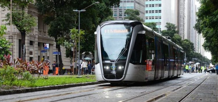 Rio de Janeiro - Viagem inaugural do Veículo Leve sobre Trilhos (VLT) Carioca, no centro da cidade (Fernando Frazão/Agência Brasil)