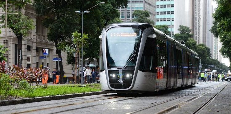 Rio de Janeiro - Viagem inaugural do Veículo Leve sobre Trilhos (VLT) Carioca, no centro da cidade (Fernando Frazão/Agência Brasil)