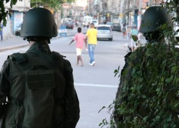 Rio de Janeiro - Soldados do Exército mantêm o controle do acesso à comunidade Vila do João, onde três militares da Força Nacional foram feridos (Vladimir Platonow/Agência Brasil)