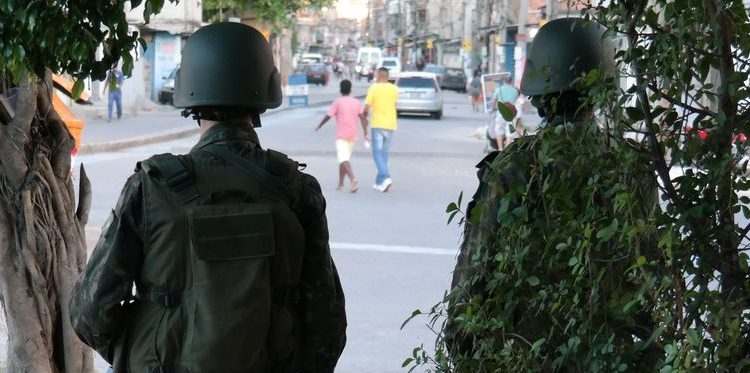 Rio de Janeiro - Soldados do Exército mantêm o controle do acesso à comunidade Vila do João, onde três militares da Força Nacional foram feridos (Vladimir Platonow/Agência Brasil)