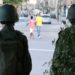 Rio de Janeiro - Soldados do Exército mantêm o controle do acesso à comunidade Vila do João, onde três militares da Força Nacional foram feridos (Vladimir Platonow/Agência Brasil)