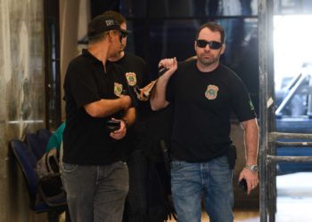 Rio de Janeiro - Polícia Federal chega com malotes da Operação Pripyat na sede da polícia no Rio (Tomaz Silva/Agência Brasil)