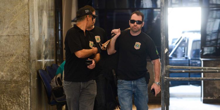 Rio de Janeiro - Polícia Federal chega com malotes da Operação Pripyat na sede da polícia no Rio (Tomaz Silva/Agência Brasil)