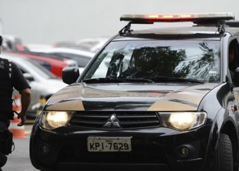 Rio de Janeiro - A Polícia Federal e a Receita Federal deflagraram nesta manhã os trabalhos da 30ª fase da Operação Lava Jato, a operação Vício. Na foto carros da Polícia Federal chegam com malotes e computadores na sede da polícia, região portuária do Rio (Tânia Rêgo/Agência Brasil)