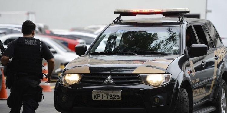 Rio de Janeiro - A Polícia Federal e a Receita Federal deflagraram nesta manhã os trabalhos da 30ª fase da Operação Lava Jato, a operação Vício. Na foto carros da Polícia Federal chegam com malotes e computadores na sede da polícia, região portuária do Rio (Tânia Rêgo/Agência Brasil)