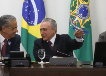 Brasília – O presidente da CNI, Robson Andrade, o presidente Interino, Michel Temer e o presidência do Conselho Nacional do SESI, João Henrique Sousa,  durante a reunião com o Conselho Nacional do SESI no Palácio do Planalto. (Antônio Cruz/ Agência Brasil)