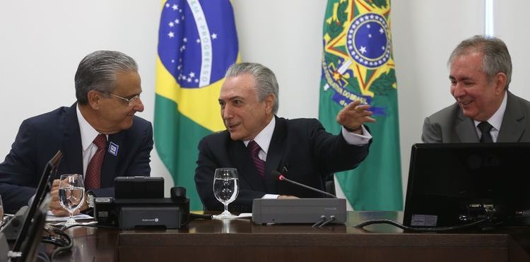 Brasília – O presidente da CNI, Robson Andrade, o presidente Interino, Michel Temer e o presidência do Conselho Nacional do SESI, João Henrique Sousa, durante a reunião com o Conselho Nacional do SESI no Palácio do Planalto. (Antônio Cruz/ Agência Brasil)