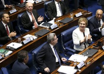 Brasília - Senadores aprovam, por 59 votos a 21, o texto principal do relatório da Comissão do Impeachment que recomenda que a presidente afastada Dilma seja levada a julgamento pela Casa (Marcelo Camargo/Agência Brasil)