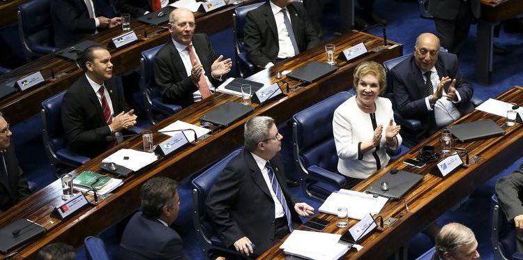 Brasília - Senadores aprovam, por 59 votos a 21, o texto principal do relatório da Comissão do Impeachment que recomenda que a presidente afastada Dilma seja levada a julgamento pela Casa (Marcelo Camargo/Agência Brasil)