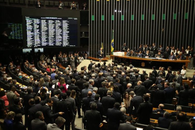 Brasília - O plenário da Câmara dos Deputados aprovou por 450 a favor, 10 contra e 9 abstenções a cassação do mandato do deputado afastado Eduardo Cunha (Fabio Rodrigues Pozzebom/Agência Brasil)