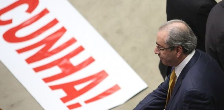 Brasília - O plenário da Câmara dos Deputados aprovou por 450 a favor,  10 contra e 9 abstenções a cassação do mandato do deputado afastado Eduardo Cunha (Fabio Rodrigues Pozzebom/Agência Brasil)