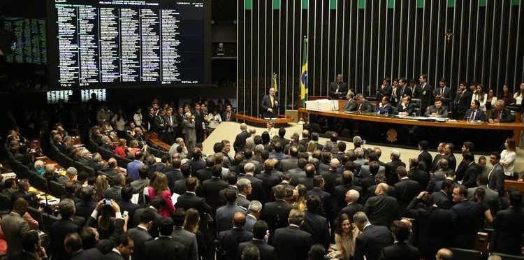 Brasília - O plenário da Câmara dos Deputados aprovou por 450 a favor, 10 contra e 9 abstenções a cassação do mandato do deputado afastado Eduardo Cunha (Fabio Rodrigues Pozzebom/Agência Brasil)
