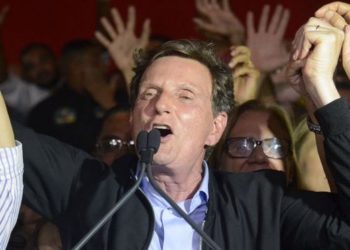 Rio de Janeiro - O senador Marcelo Crivella (PRB) celebra em Bangu ao ser eleito para a prefeitura do Rio de Janeiro com vitória sobre Marcelo Freixo (PSOL), no segundo turno. (Fernando Frazão/Agência Brasil)