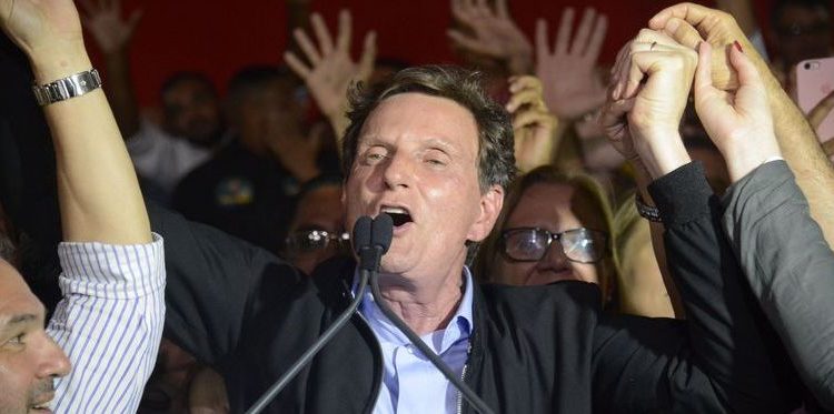 Rio de Janeiro - O senador Marcelo Crivella (PRB) celebra em Bangu ao ser eleito para a prefeitura do Rio de Janeiro com vitória sobre Marcelo Freixo (PSOL), no segundo turno. (Fernando Frazão/Agência Brasil)