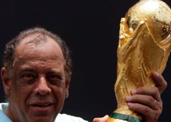 Former Brazilian soccer captain Carlos Alberto Torres holds the 2014 FIFA World Cup Brazil trophy during its unveiling ceremony at a Soccerex event at Copacabana beach in Rio de Janeiro, November 21, 2010. Brazil will host the World Cup soccer tournament in 2014.  REUTERS/Bruno Domingos  (BRAZIL - Tags: SPORT SOCCER)