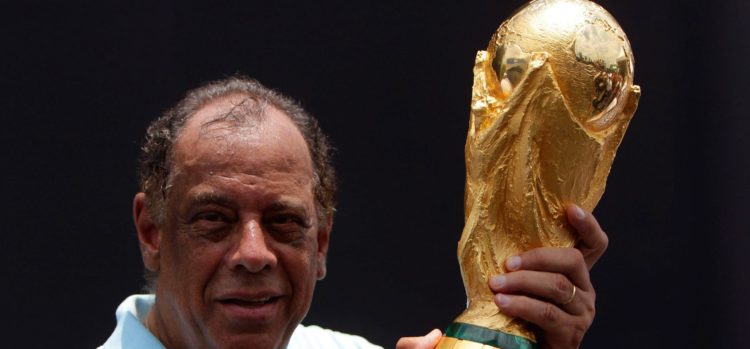 Former Brazilian soccer captain Carlos Alberto Torres holds the 2014 FIFA World Cup Brazil trophy during its unveiling ceremony at a Soccerex event at Copacabana beach in Rio de Janeiro, November 21, 2010. Brazil will host the World Cup soccer tournament in 2014. REUTERS/Bruno Domingos (BRAZIL - Tags: SPORT SOCCER)
