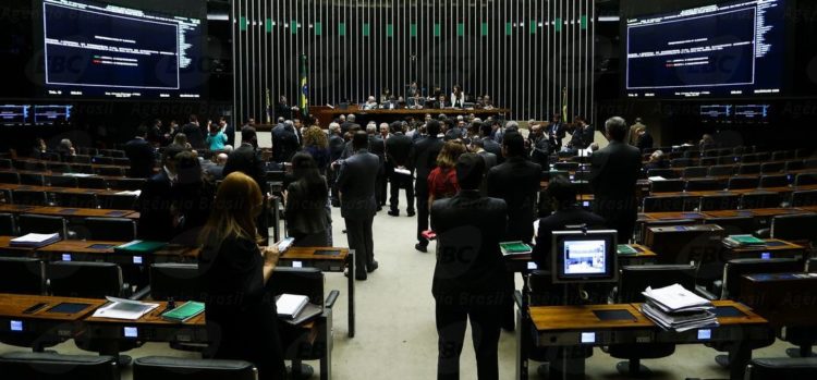 Brasília - Sessão da Câmara dos Deputados para votação da Proposta de Emenda à Constituição (PEC) 241 de 2016 que prevê um teto para os gastos públicos por até 20 anos (Marcelo Camargo/Agência Brasil)