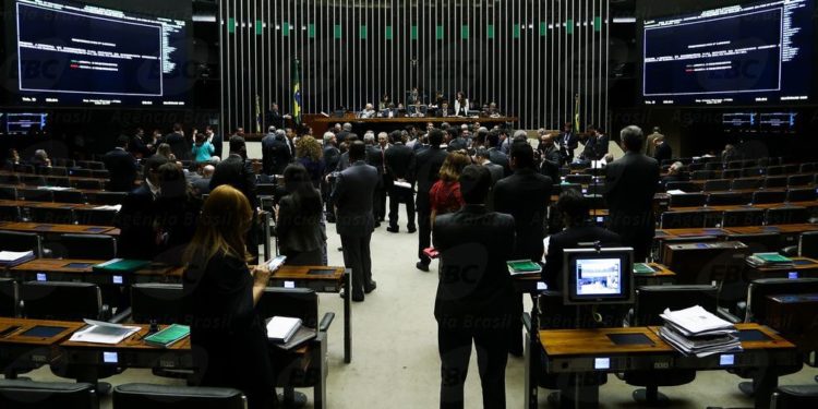 Brasília - Sessão da Câmara dos Deputados para votação da Proposta de Emenda à Constituição (PEC) 241 de 2016 que prevê um teto para os gastos públicos por até 20 anos (Marcelo Camargo/Agência Brasil)