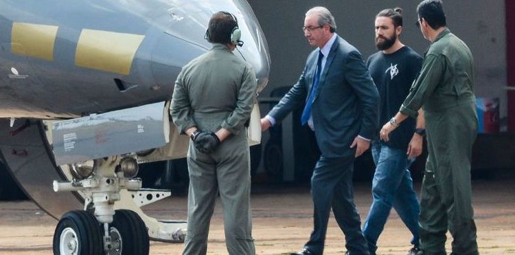 Brasília - O ex-presidente da Câmara dos Deputados, Eduardo Cunha, embarca para Curitiba após ser preso pela Polícia Federal. (Wilson Dias/Agência Brasil)