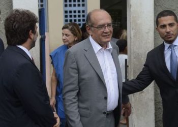 Rio de Janeiro - O presidente do Tribunal Superior Eleitoral (TSE), ministro Gilmar Mendes (C) visita a Escola Municipal Avertano Rocha onde acompanha o início da votação na cidade. (Foto: Tomaz Silva/Agência Brasil)