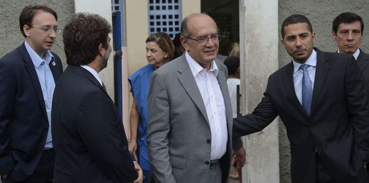 Rio de Janeiro - O presidente do Tribunal Superior Eleitoral (TSE), ministro Gilmar Mendes (C) visita a Escola Municipal Avertano Rocha onde acompanha o início da votação na cidade. (Foto: Tomaz Silva/Agência Brasil)
