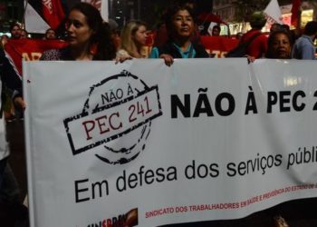 São Paulo - Movimentos sociais, estudantes e entidades sindicais fazem ato na Avenida Paulista contra a PEC 241, que limita teto dos gastos públicos por 20 anos (Rovena Rosa/Agência Brasil)