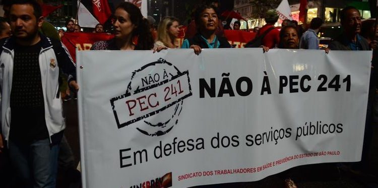 São Paulo - Movimentos sociais, estudantes e entidades sindicais fazem ato na Avenida Paulista contra a PEC 241, que limita teto dos gastos públicos por 20 anos (Rovena Rosa/Agência Brasil)